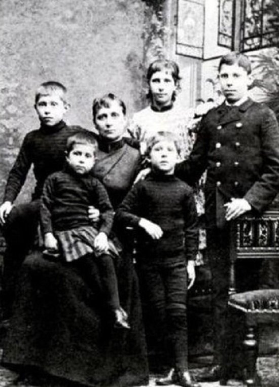 2. Метта с детьми (Яндекс.Картинки)