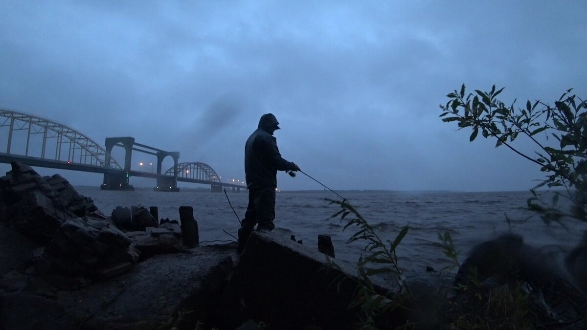 тестирую непромокаемые свойства костюма пытаясь чо-то поймать