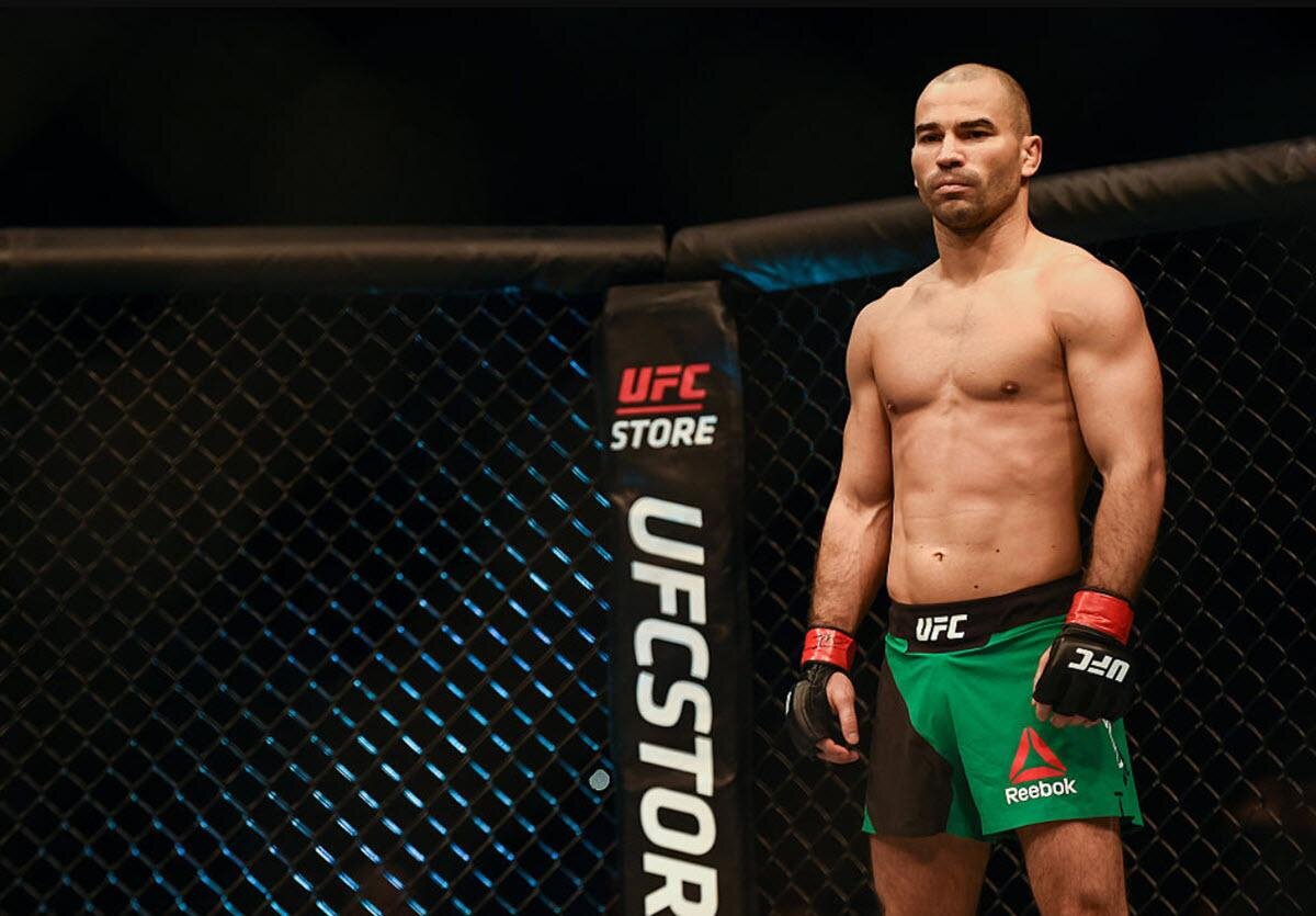 Статистика боёв: 32 боя, 16 побед, 7 нокаутом.