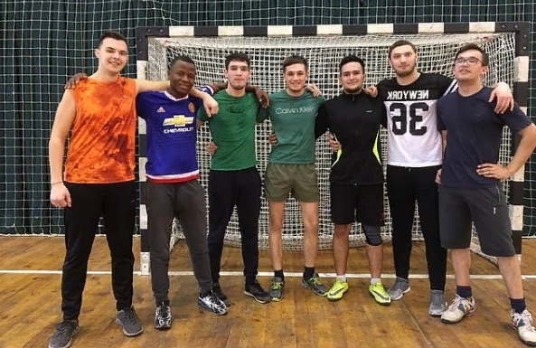 Вот такие мы довольные стоим.