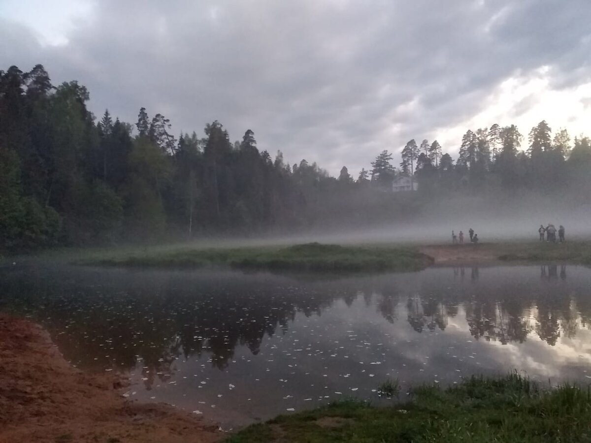 Река оредеж. Туман. Наш пляж.  Из-за сильного напора воды на плотине, по реке часто плывет пена. Фото из личного архива.