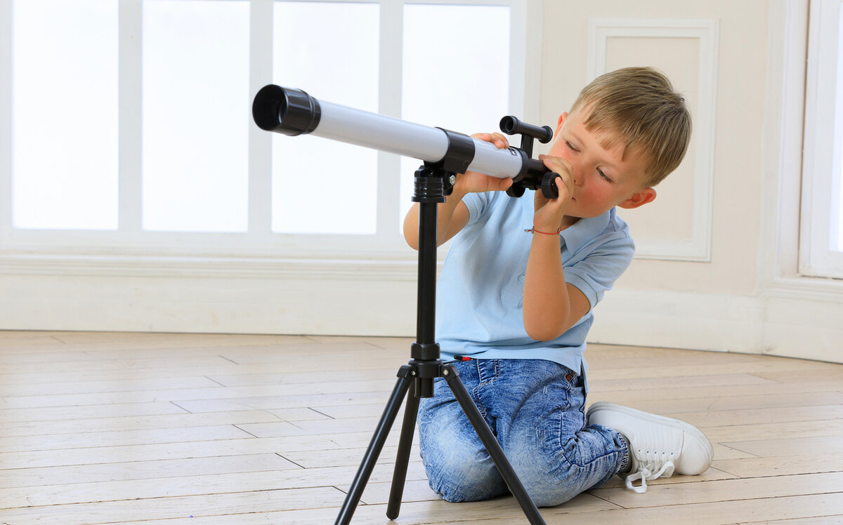 Мальчик с телескопом. Источник: my-shop.ru
