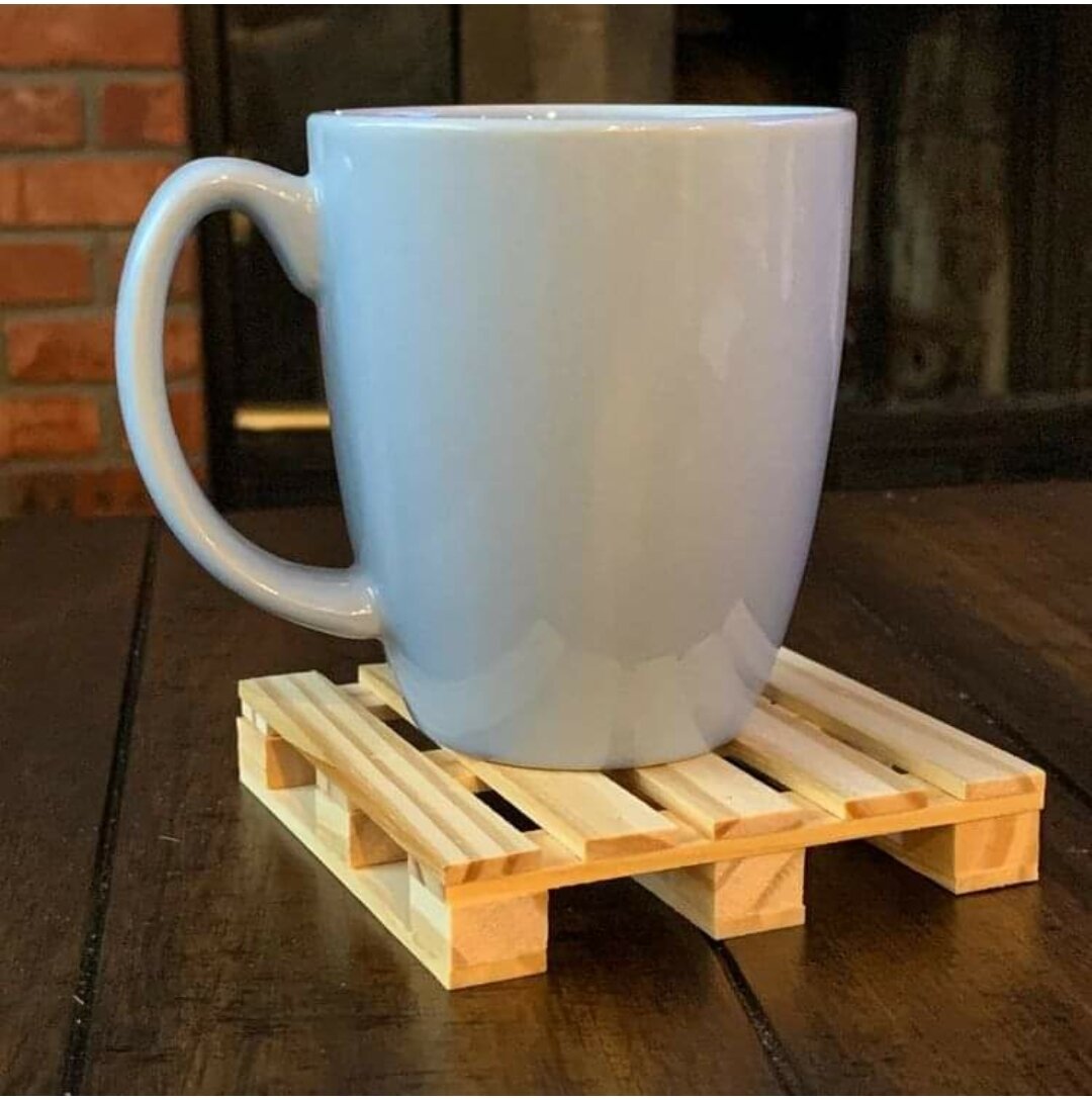 Это обычный деревянный поддон, только очень маленького размера, предназначенный для кружки
