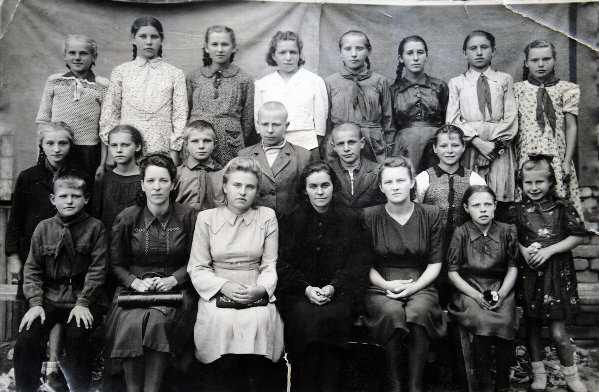 Педагоги и учащиеся Гжатской школа.  Третья слева в первом ряду -  Нина Лебедева (Кондратенкова). Фото из  архива семьи Кондратенковых