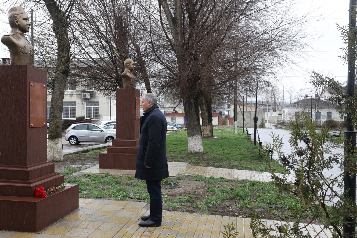 Белогорск. Возложение цветов к памятникам Героям Советского Союза