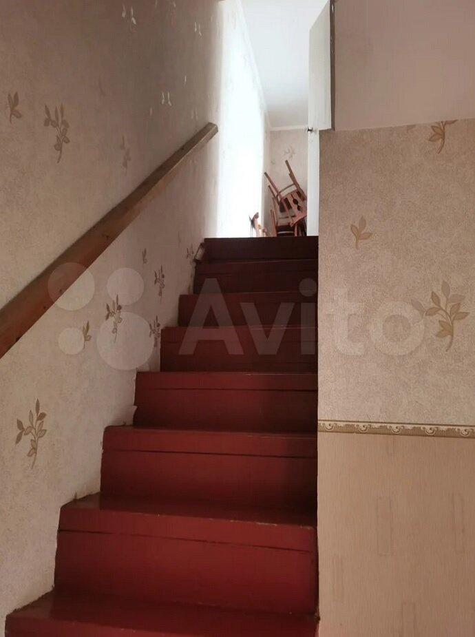 Лестница между этажами внутри квартиры. Фото: Avito.ru