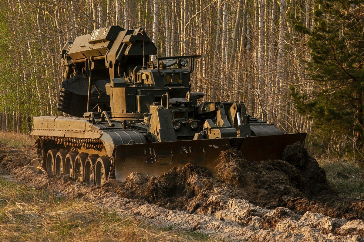 инженерно саперная техника. гсм военная техника. проезд пожарной техники. бтр 82 с пехотой. бтр-80 бронетранспортёр.