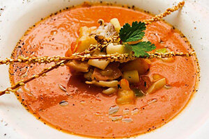 Томатный гаспаччо с салатом из морепродуктов