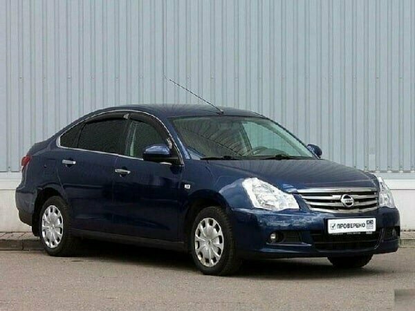 Nissan Almera
Также рассмотрим бюджетный автомобиль, созданный на базе Рено Логан. Конечно же, это Ниссан Альмера. Модель очень популярна среди таксистов, поэтому выбирать ее нужно внимательно.

Almera имеет скучный салон, не самый интересный экстерьер, но, тем не менее, машина надежная и неприхотливая, как и Логан. Некоторые жалуются на неудобную эргономику, но к этому можно привыкнуть.

На вторичном рынке автомобиль представлен в большом количестве. Экземпляры 2014-2015 года выпуска стоят около 350-400 тысяч рублей. Более свежие варианты от 2016 года можно купить от 450 тысяч рублей.

Седан оснащается только одним мотором – объемом 1.6 л и мощностью 102 лошадиные силы. Он может работать в паре как с «механикой», так и с «автоматом».