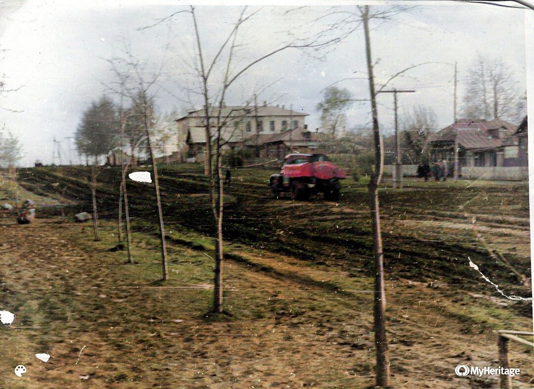 Улица Бундурина. Двухэтажное здание справа - общежитие Школы механизации, бывшая уездная тюрьма.