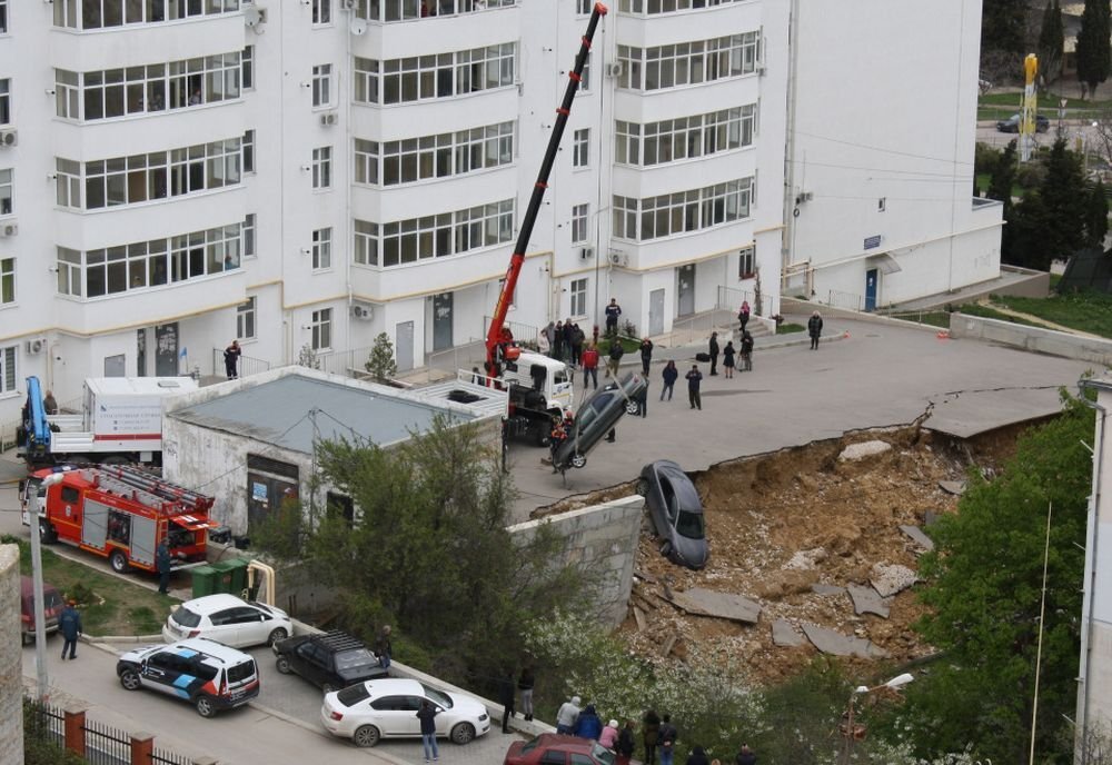 Обрушение подпорной стены у дома № 2-Б на проспекте Победы. Источник: forum.sevastopol.info