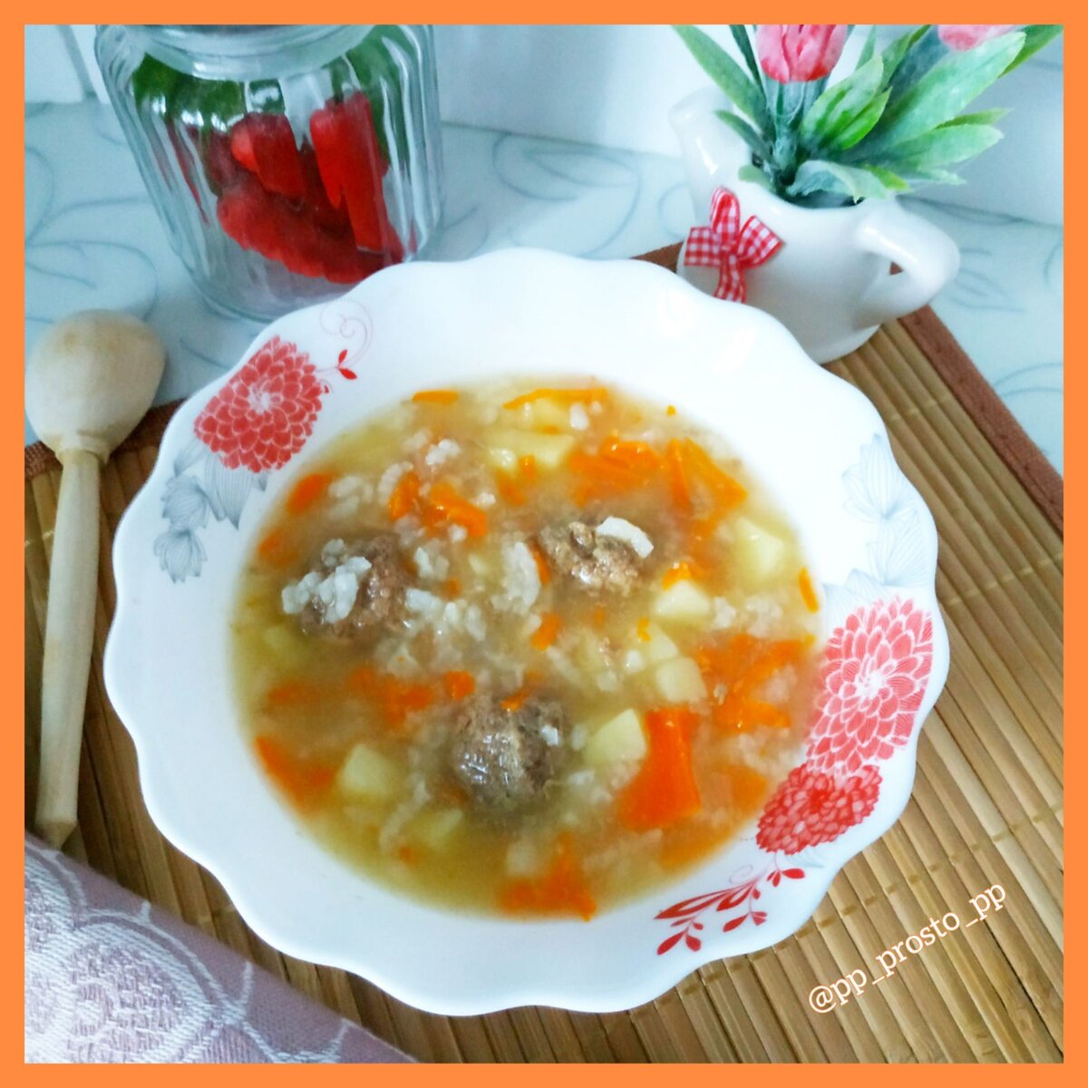 Вкусный суп с зажаркой. Куриный суп с лапшой без зажарки. Суп с колобками. Куриный суп с жареной вермишелью. Суп с квашеной капустой по польски.