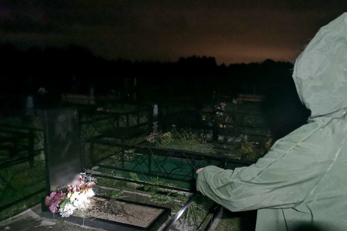 Ходят ли сегодня на кладбище. Ночное кладбище. Кладбище ночью. Могила ночью. Кладбище вечером.