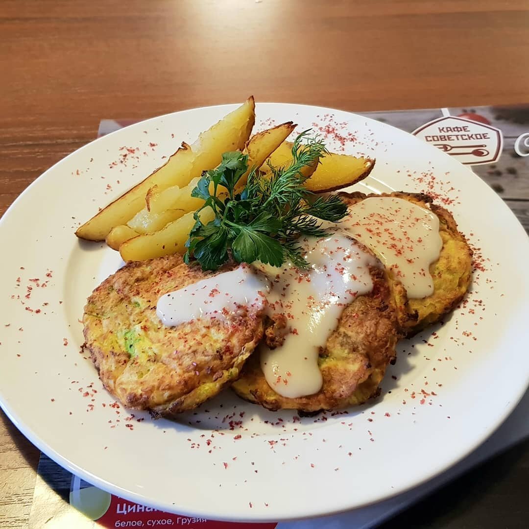 Кабачковые оладьи с кокосовым соусом. Фото: instagram.com/p/B-CKXHcj1O8/