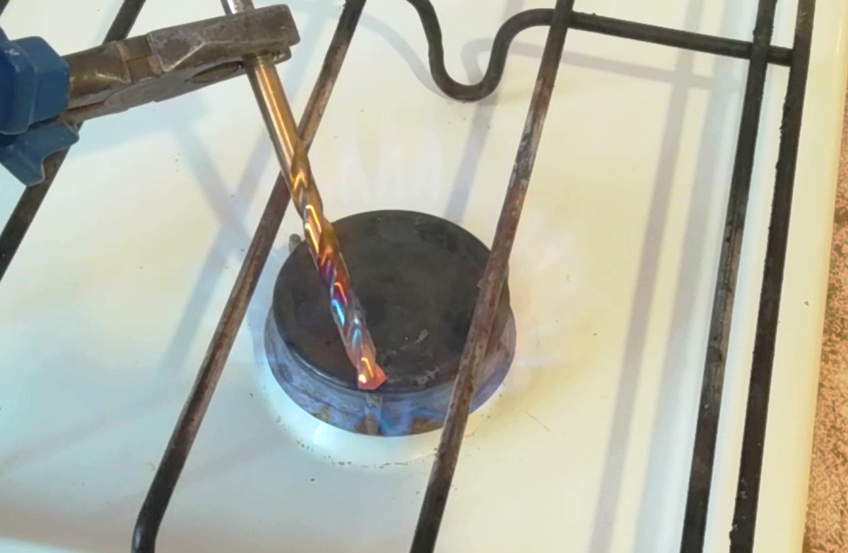 фото 2. Раскаленное сверло охлаждалось в машинном масле.