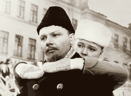 Мягков и Белохвостикова в образе Ленина и Крупской