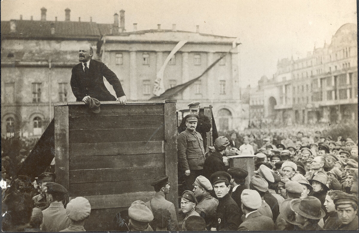 Ленин 1896. Митинг 1917 Ленин. Ленин выступает на трибуне.