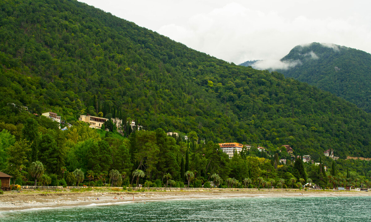 Вид на Старую Гагру с причала. Фото автора