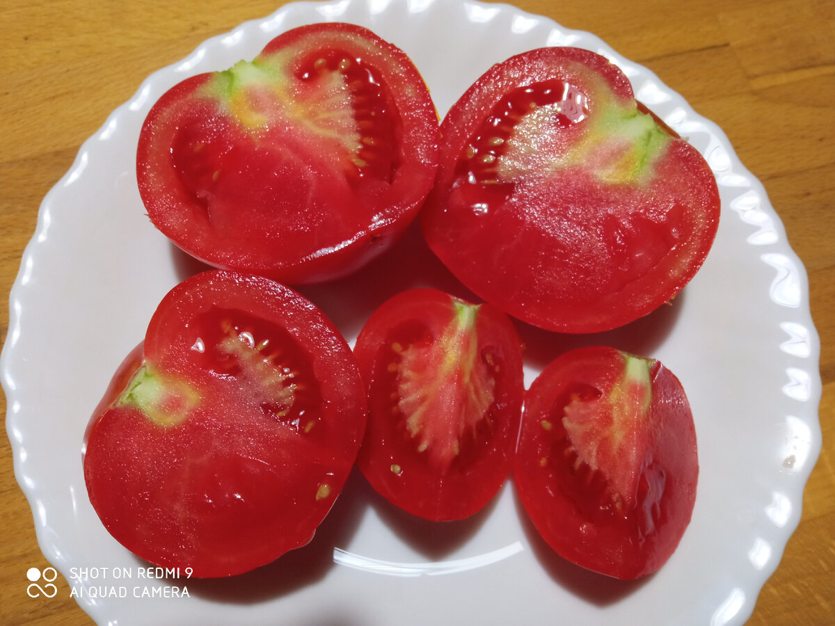 Насыщенно-красная мякоть, мясистая и сладкая