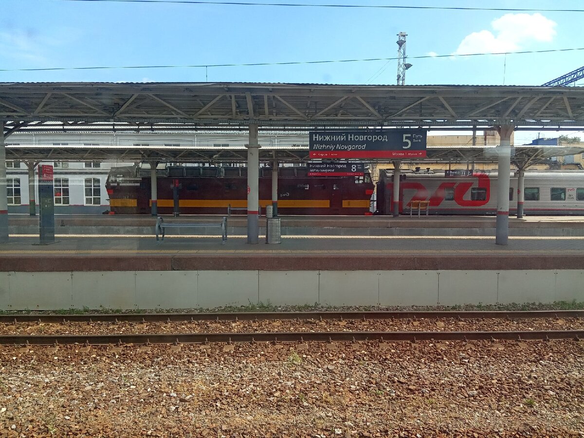Старт: нижегородский вокзал, и на одном из путей трудится ЧС4, пока мы готовимся садиться в электропоезд.