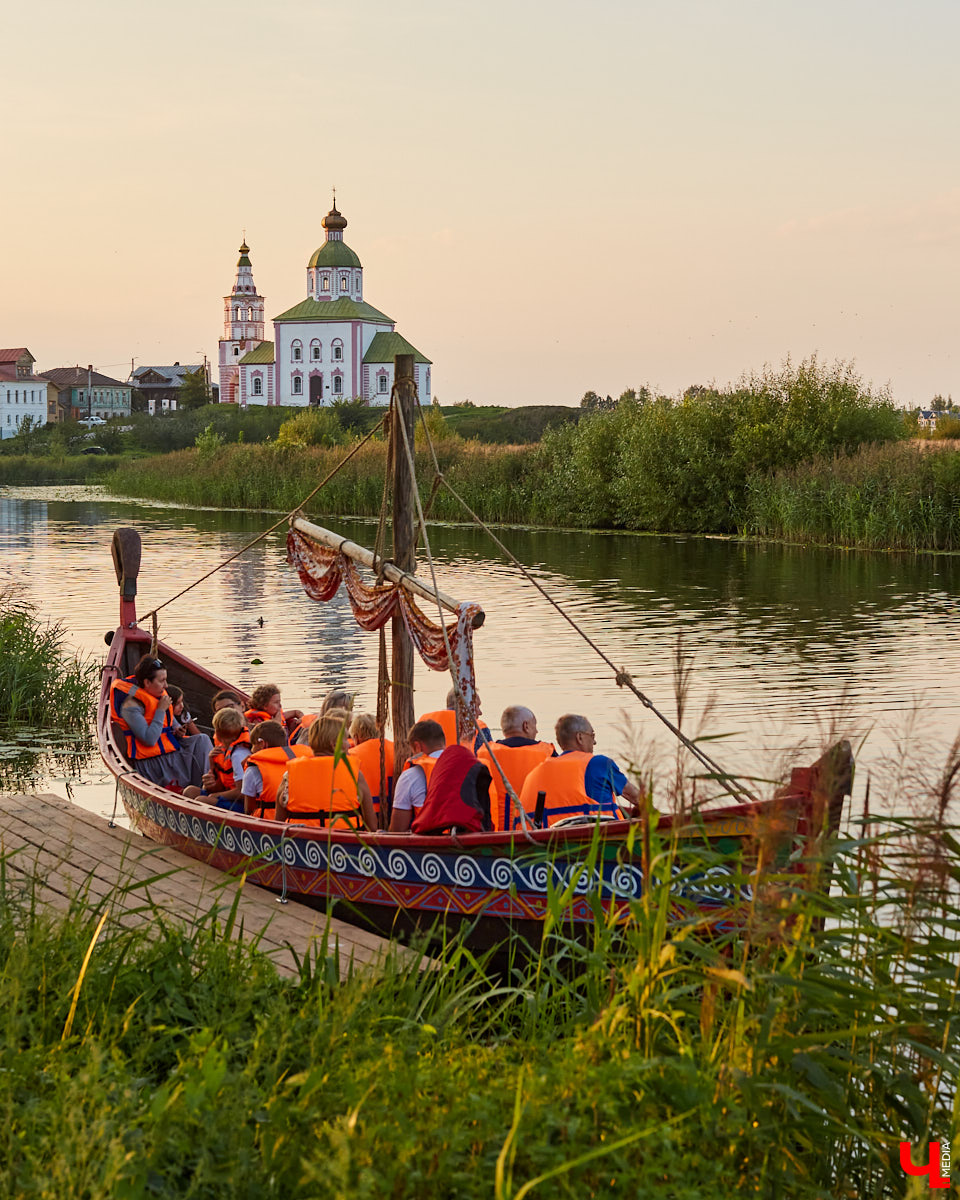 По традициям викингов: петербургские реконструкторы спустили на воду реплику драккары