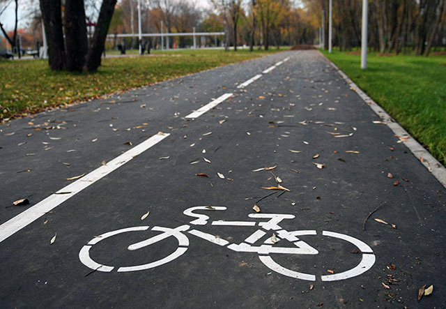 На велодорожке велосипедист защищён от машин, но не от рассеянных пешеходов