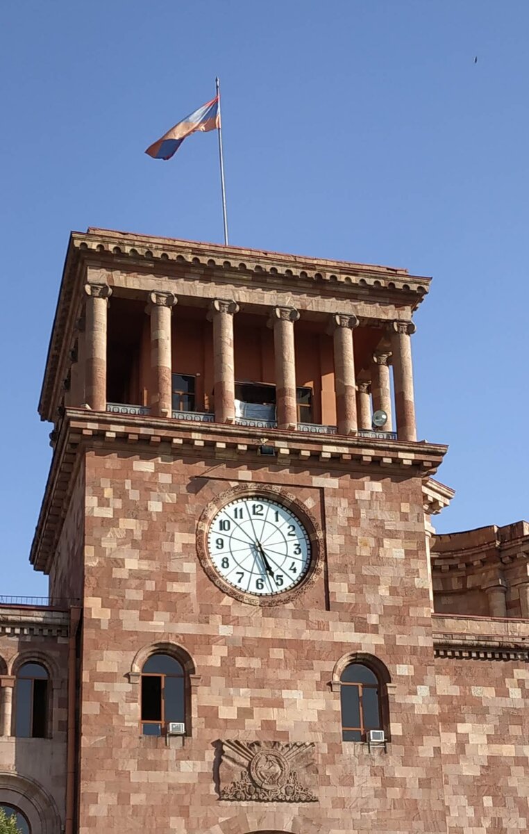 Башенные часы на здании Правительства. Так они выглядели 80 лет назад и так они выглядят сегодня.