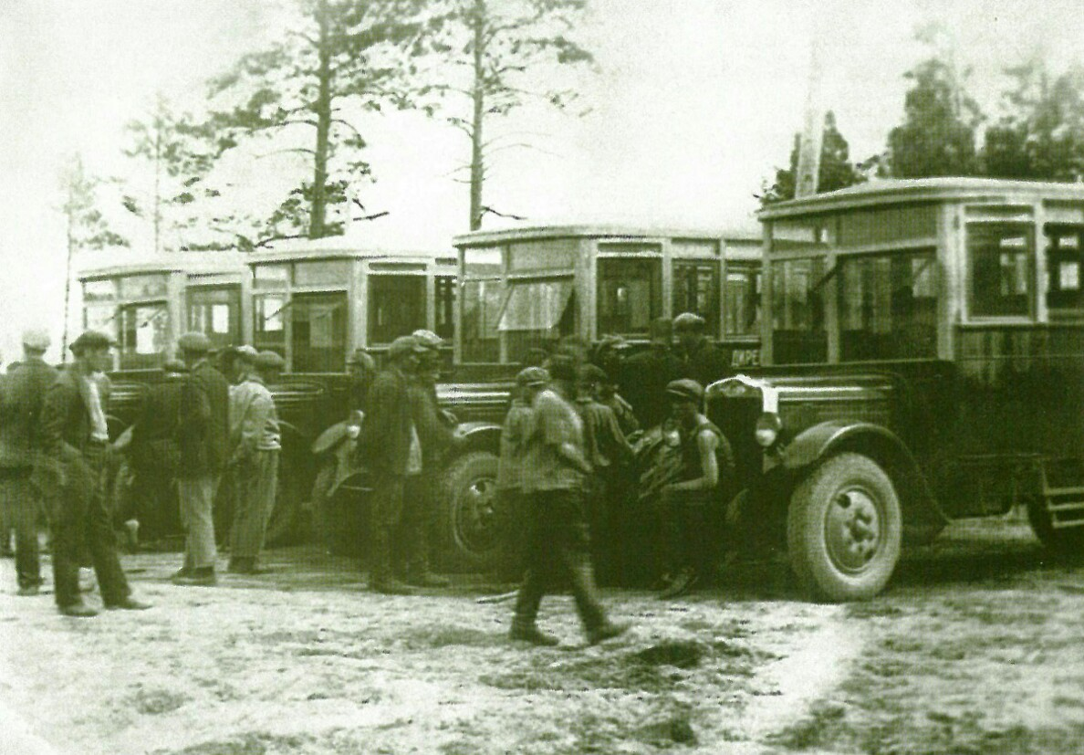 Первый автобус нижний. АМО-15 автобус-. Автобус СССР 1930х. Первый автобус в Москве 1922. Общественный транспорт в СССР.