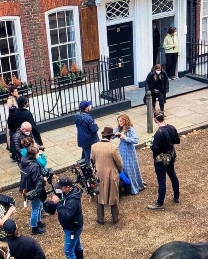 Новое фото со съемок фильма "Энола Холмс 2". Фото из открытых источников.