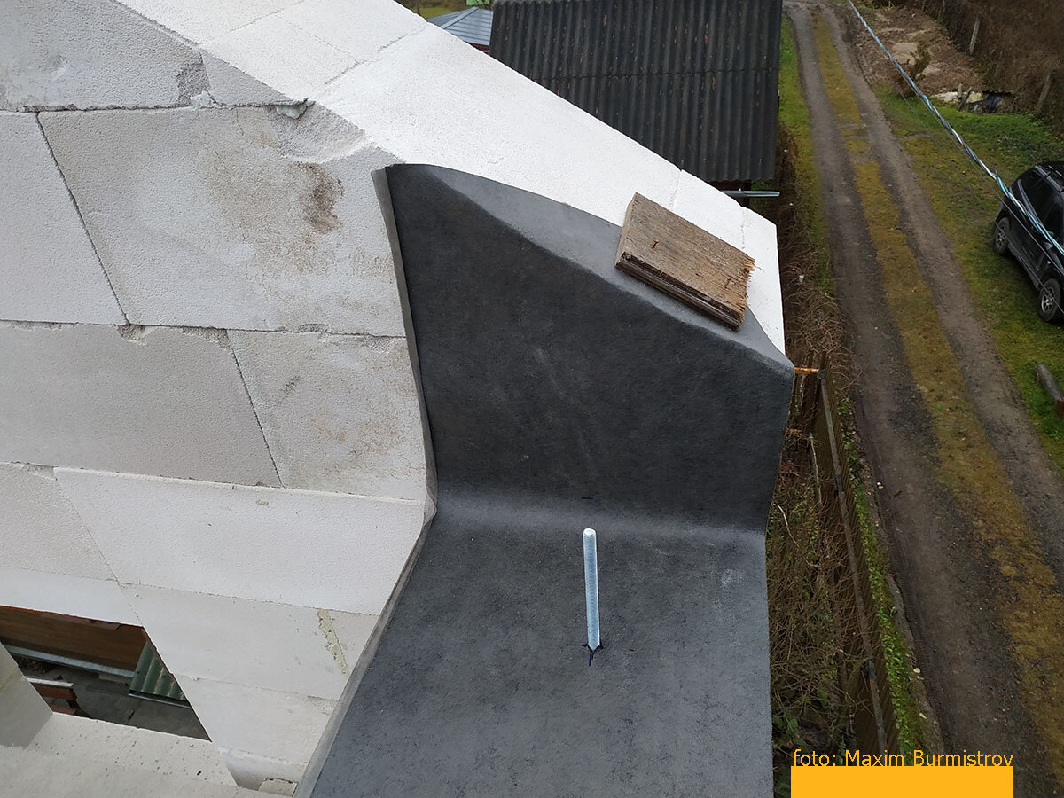 Отсечь подсос влаги нужно со всех сторон, камень не должен соприкасаться с деревом.