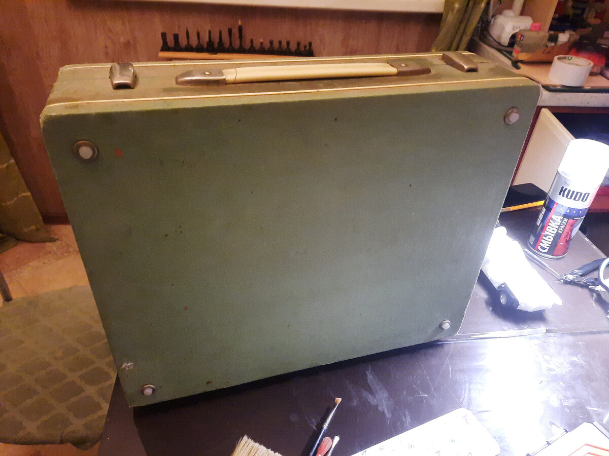 Вот такой чемодан мы решили превратить в журнальный столик. Второй - такой же.