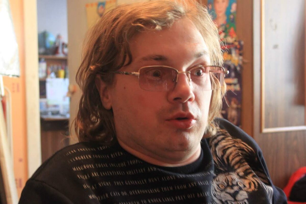 На фото автор Артист Оригинального жанра Павел Зыков.