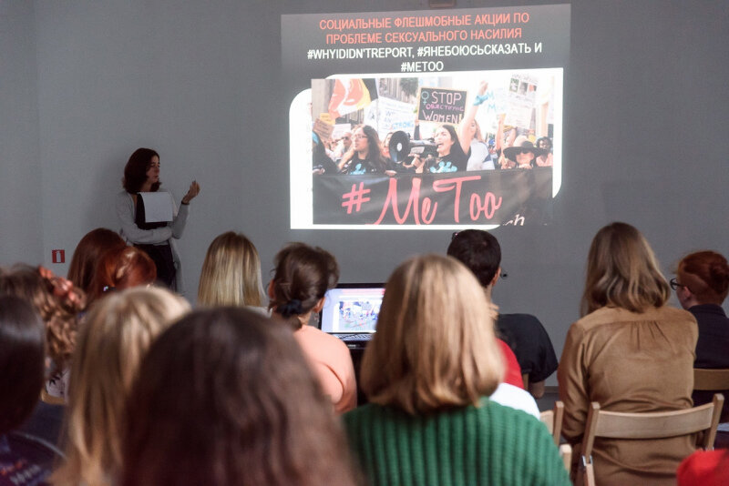 Фото с мероприятия «Нет насилию», 24 ноября, 2019 года, где участницы «Эвридики» совместно с другими активистками Новосибирска выступали с образовательными лекциями на тему гендерного насилия.