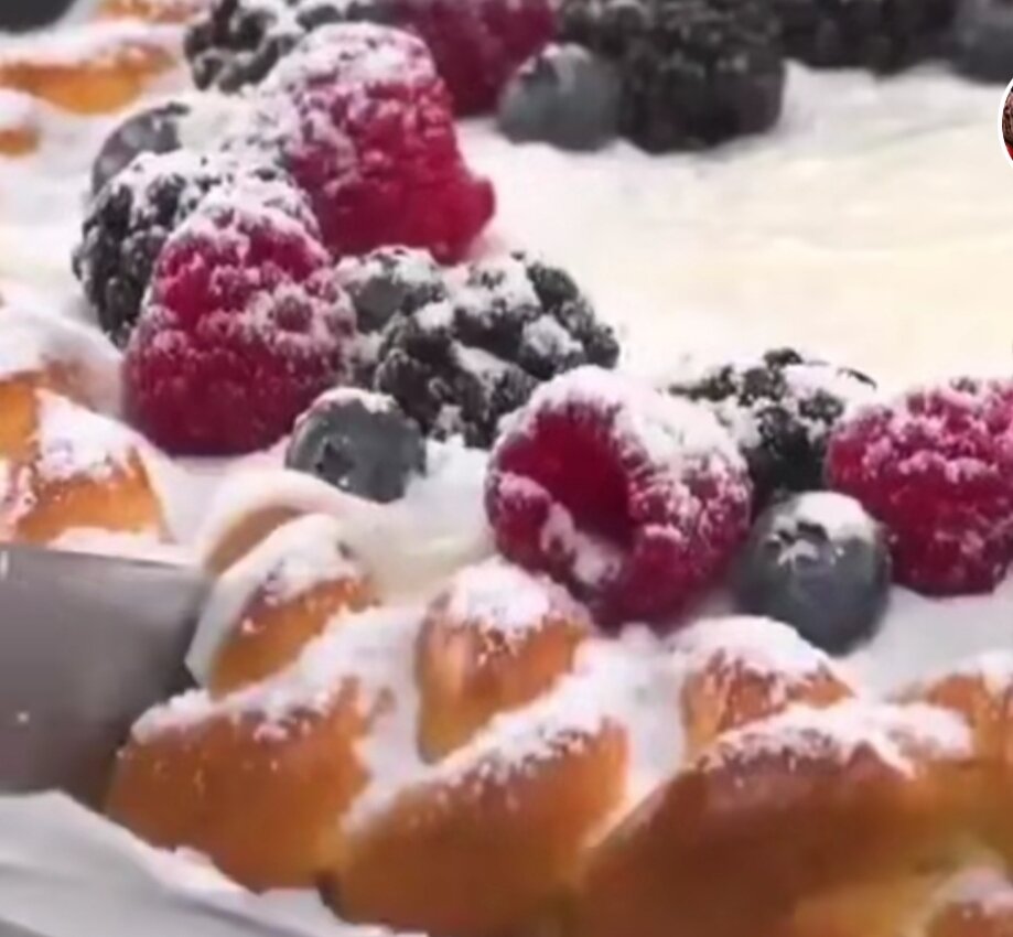 Творожный пирог со свежими ягодами.