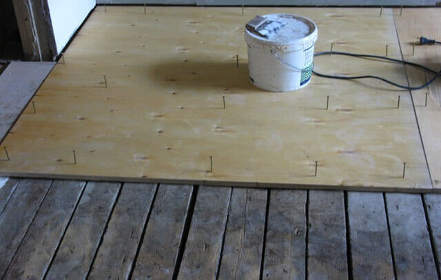 Как выровнять пол под ламинат: способы выравнивания деревянного и бетонного пола