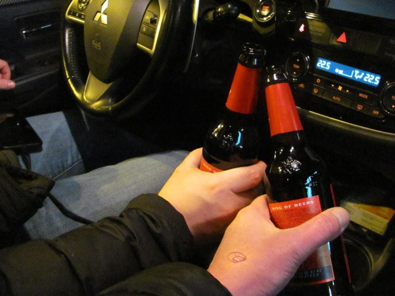 Пью пиво в машине. Пиво в машине. Алкоголь в машине. Бухло в машине. Авто и пиво.
