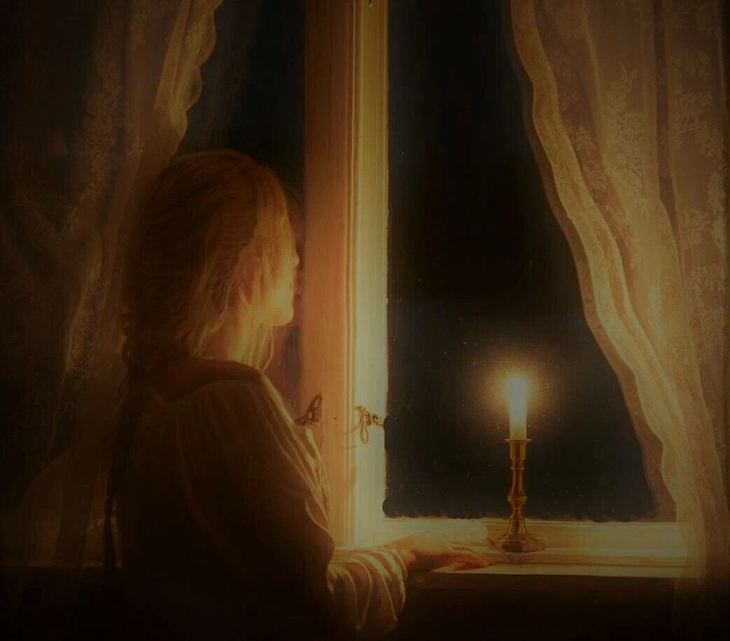 История из жизни А.М.: "Было у меня как-то время дурное, Новый год, а денег нет, бывший муж, отец моих детей, сгинул в неизвестном направлении, алименты не платил. Его мать, живущая в соседнем районе сообщила, что кажется он уехал куда-то на заработки и пропал. На работе большие проблемы, остро встал вопрос о существовании организации, где я тогда работала. Я работала не по трудовой, а по договору и я была первая в очереди на вылет. Там платили и так немного, а потом совсем дела стали плохи у фирмы и последние копейки платить перестали. На хлеб денег не хватало. Ну вот что были у меня какие-то остатки сбережений на то я и отпраздновала Новый год. Купила детям сладостей немножко, да накрыла скромный стол. Вот думаю жизнь настала: на новогодний стол, когда по идее он у всех ломится от деликатесов , у меня пришлись селедка кусочками, квашенная капуста, соленые огурцы да вареная картошечка, да один салат типа Мимоза.
Но потом решила, что раз так случилось, значит к тому есть какая-то причина. Может недостаточно заслужила я финансового благополучия? Что теперь о том думать и сетовать, что не накопила хотя бы на праздник, а на новогодних каникулах будем питаться праздничными кашами, да праздничными супами на овощном бульоне? Новый год на то и Новый год, чтоб была радость по всей Земле и никаких проблем. И я отбросила все мысли про мою нищету и мы с детьми пели и танцевали, водили хоровод вокруг елки во дворе дома и катались с горки. Когда уставшие, но довольные детки уснули, я села у любовно украшенного ими снежинками из салфеток окна, зажгла свечу и заплакала. Ну вот и встретили Новый год. Каким он будет? Что нас ждет? Сказала тогда в сердцах, что и не такое люди могут пережить, вон в войну лебеду жевали, детей под бомбежками теряли, а у нас мирное небо над головой, Богородица в яслях своего сыночка родила, а у меня хоть дети в теплой кроватке спят. Спасибо, Боже, за всё!
И вот проходит два дня и я как раз шла в магазин за хлебом, а с собой захватила остатки рассыпчатой каши и круп и притоптав от снега площадку я высыпала эту "вкуснятину" для местных птиц. Еще пока я притаптывала площадку для птиц в глубоком снегу я заметила фигурку пожилой женщины, она медленно шла в сторону автобусной остановки и ее путь как раз проходил мимо места где я кормила птиц. Женщина с палочкой поравнялась со мной, улыбнулась и произнесла: "То-то тут такие откормленные голубочки, их вон какая дама кормит. Богатая" Я засмеялась в ответ. "Богатая не про меня, но то что голуби у нас не худышки это факт". А пожилая женщина вдруг сказала: "А вот и нет. Вы их покормите, а они, твари Божьи, за вас вступятся. С праздником!" и развернувшись лицом к дороге пошла прочь. Я заметила что фонарь осветил ее контровым светом так, будто сама старушка светится желто-оранжевым сиянием. Я пошла в магазин и купила хлеба, а на обратном пути встретила свою бывшую начальницу, она уже пенсионерка и она как увидела меня, так обрадовалась, мы с нею поговорили немного про жизнь да про все что есть и она говорит: "Как хорошо, что я тебя встретила, мне вчера передали фарш для тебя" Я удивилась и говорю, какой такой фарш? Ну она и рассказала, что мы когда-то на работе заказывали у ее знакомого фарш из щуки, денежки сдавали еще в прошлом году по весне. Он всем привез, а я ушла в отпуск и тогда он про мою "дольку" забыл. Честно сказать, что и я, уже за давностью времени не помнила, а он вспомнил должок и привез. Мы поднялись до подъезда моей бывшей начальницы и она вынесла мне пакет с фаршем. Ох и вкусные же получились котлеты. Часть мы нажарили, часть оставили в морозилку. И вот 6 января, я еду с утра на работу и везу с собой "тормозок" с вареным рисом и двумя щучьими котлетами, запах стоял на весь автобус, хоть крышка и была плотно закрыта. Вышла из автобуса, а за мной увязалась собака, черная худющая, задние ноги подволакивает, на седой морде слезящиеся печальные плаза. Встала рядом и принюхивается. Я смотрю на нее, потом на свою сумку с "тормозком", потом снова на голодную собачью морду и мне ее безумно жалко. Подумала: "Ладно, у меня еще будет возможность поесть щучьих котлет, а у этой собачьей "морды" возможно никогда такой возможности больше и не будет" С такими мыслями я открыла крышку, собака подошла ближе, я достала котлету и протянула ей угощение. Собака с надеждой на вкусности доверчиво ткнулась мне мордой в колени. Я отдала ей котлеты со словами "Угощайся, с Рождественским сочельником!" и собака радостно зажевала первую котлету, вторую. А потом так смешно пободала меня лбом, может это был знак ее собачьей благодарности? Привлеченные собачьим обедом к нам слетелись три шумных вороны, им я высыпала рис, а то как-то покормить одну собаку и не дать еды голодным птицам было неловко: "С Рождественским сочельником, птахи! Гулять так гулять!" Раздала все, буду чай тогда пить, так я подумала.

Пришла на работу, народу никого, я да дежурный электрик. День почти отработали и вдруг заходит в диспетчерскую наш начальник. Говорит мне "Анна Ивановна, здравствуйте! Не смогли учредители до Нового года с долгами рассчитаться, но вот хоть в новом году вам часть денежек передам из своих. А остальные уж после 15 числа учредители выплатят" И дает мне 3000 рублей. Боже. У меня в кармане 150 рублей осталось, он как нельзя вовремя принес мне эти деньги! Маленькое да чудо. Пришла домой радостная, постряпали пирогов. Уют, тепло, родные личики рядом. А еще и маленькие "чудеса", помогающие жить. Первый раз в жизни у меня было такое настроение, что мне горы по плечу, что мне не страшно за будущее свое и детей. Я сидела на кухне , зажгла свечу и смотрела в окно. Свеча плясала, а в моем сердце поселилась радость. За окнами падал пушистый снег большими белыми хлопьями, стояла тихая и торжественная ночь. Особая ночь, ночь Рождества"