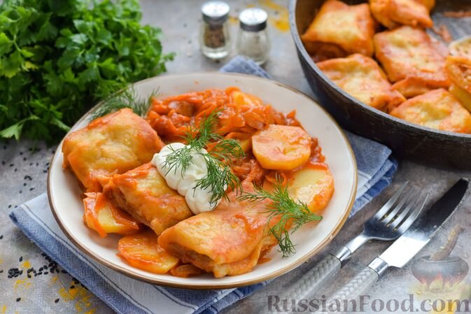 яйцо, мука, фарш мясной, картофель, лук репчатый, морковь, томатная паста, масло растительное, соль, перец чёрный молотый