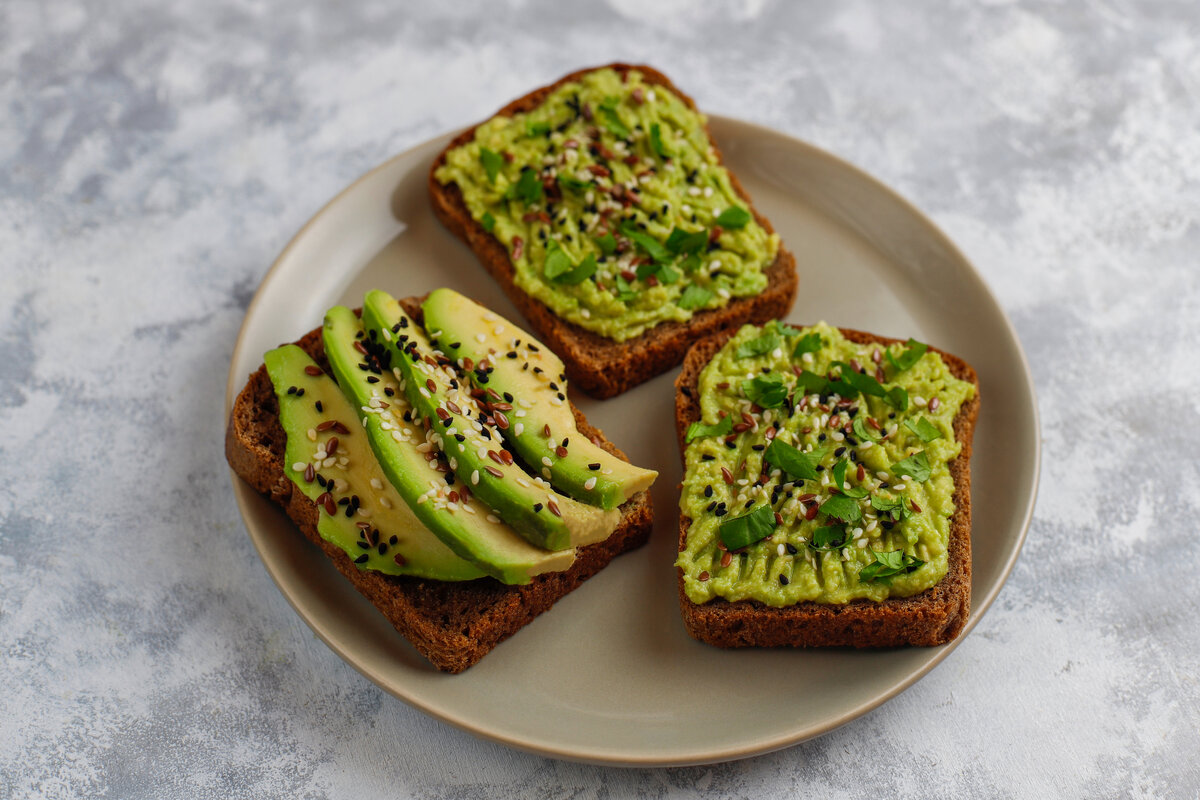 Авокадо на хлеб. Сливочное масло с авокадо. Баттер с авокадо tashe. Avocado Toast Top view.