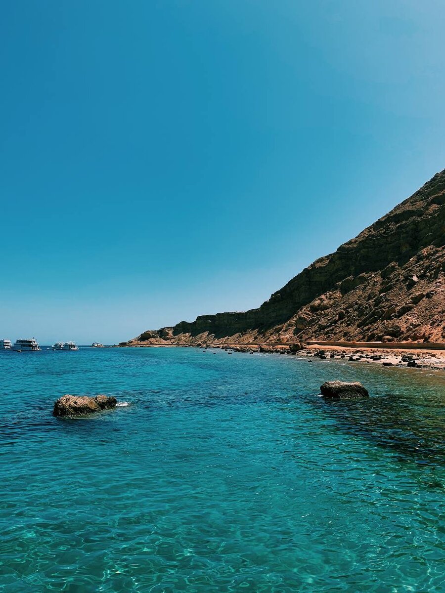 Очень чистая и прозрачная вода. При погружение в воду , можно увидеть очень много красивых и уникальных рыб.