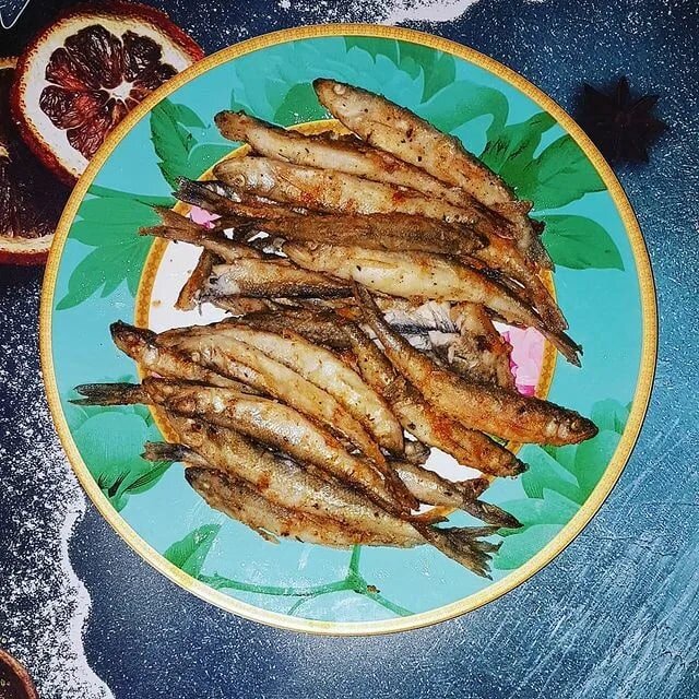 По легенде корюшка стала первой рыбой, пойманной Петром I на территории города. В 1708 году жители Петербурга впервые организовали праздник, посвященный корюшке.       