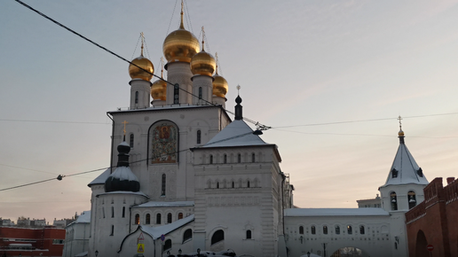 Феодоровский Собор в Санкт-Петербурге. О том, что в советские времена в нём был молокозавод, напоминают только заводские часы