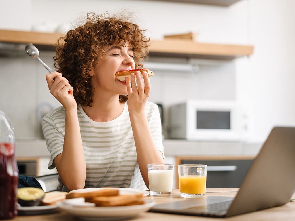 She has breakfast. Кофе с молоком. Eat at Home.