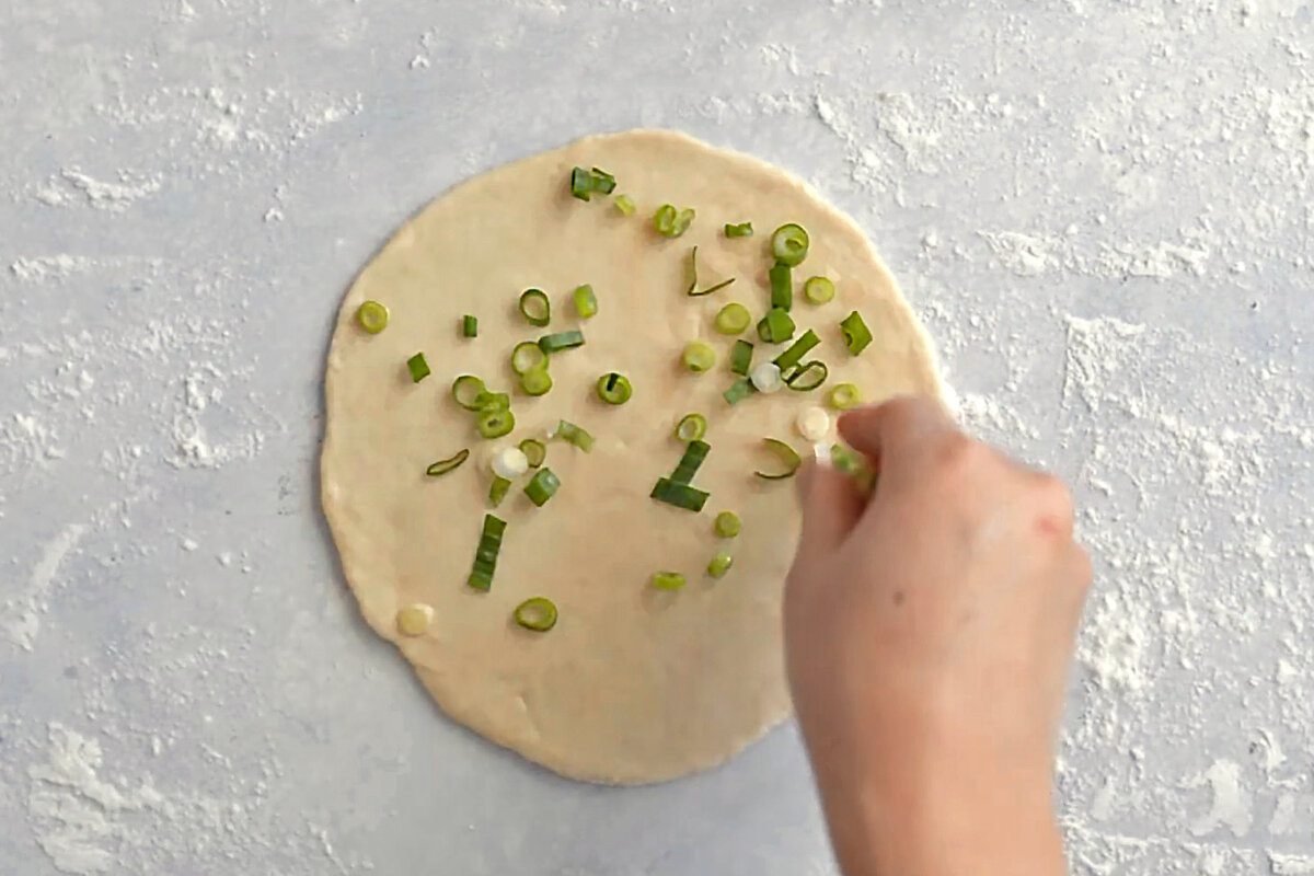 Постные лепешки с зеленым луком на сковороде - быстро и нереально вкусно |  СмакБург | Дзен