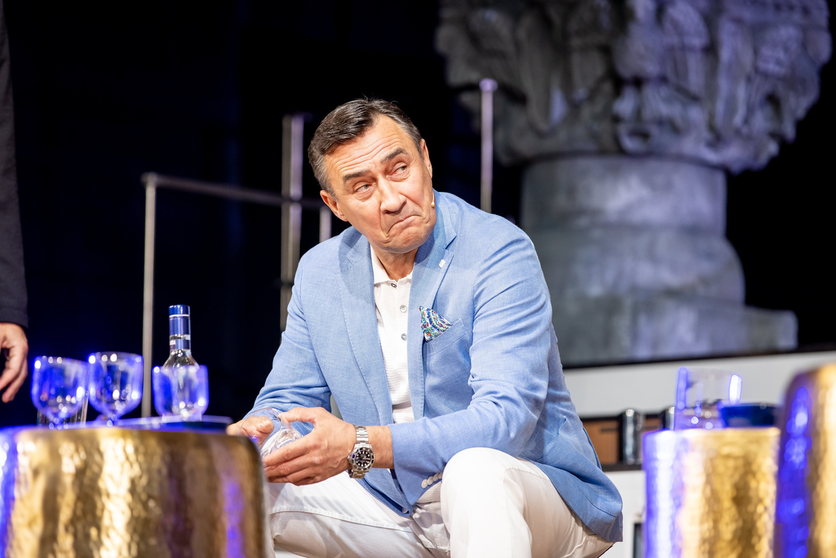 фото со спектакля «Один день из смерти Вадика Беляева»