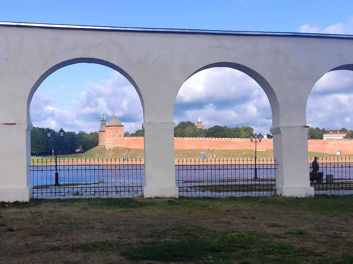 Вид на Детинец от аркады Гостиного двора