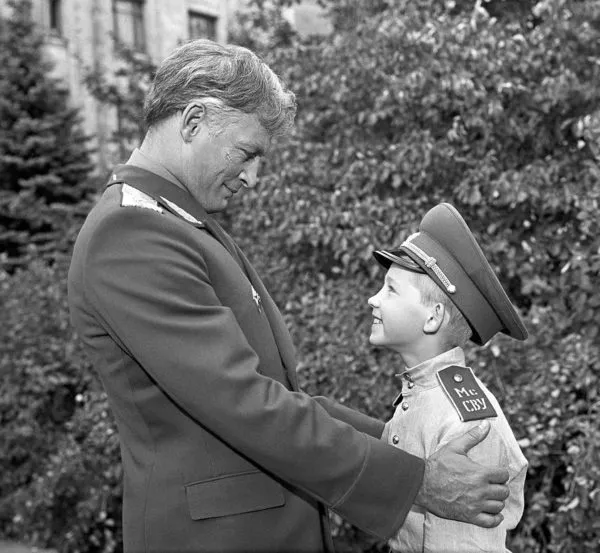 – Есть такая профессия, мальчишка, Родину защищать.