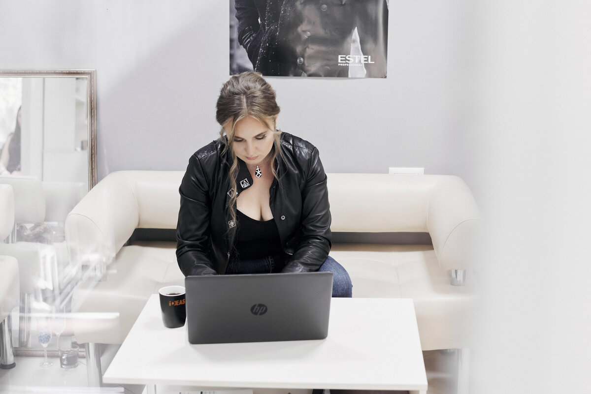 Надо снова идти на работу, но нет ни сил, ни желания, ни возможности нормально включиться в рабочий процесс. Что делать с таким состоянием, если взять отпуск, выходной или временно не браться за проекты у нас нет возможности. Нужно за что-то жить. Делюсь своими рекомендациями, которые помогают мне работать в любом эмоциональном состоянии.