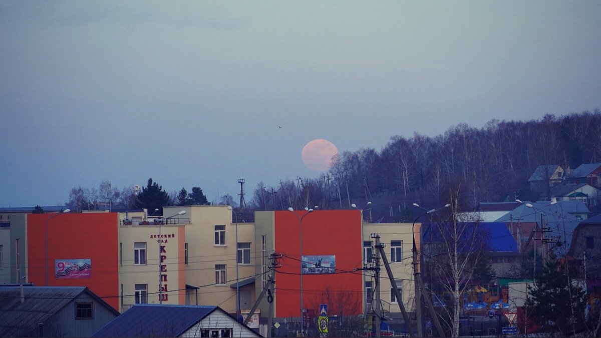 На картинке луна в г. Похвистнево на праздник Пасха 15 апреля 2022 г.