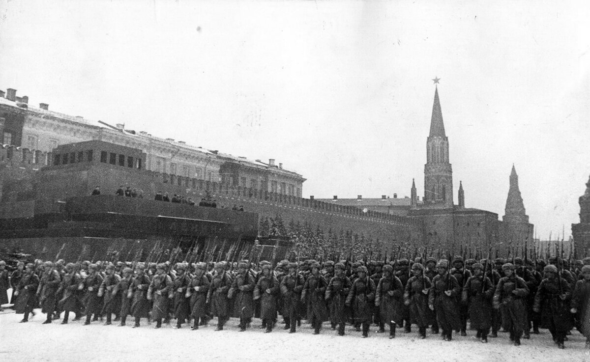 Парад 7 ноября 1941 года на Красной площади в Москве.